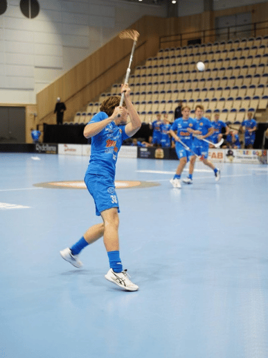Innebandyspelare under match fotograferad för CL98IC