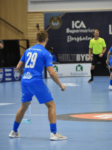Innebandyspelare under match för CL98IC